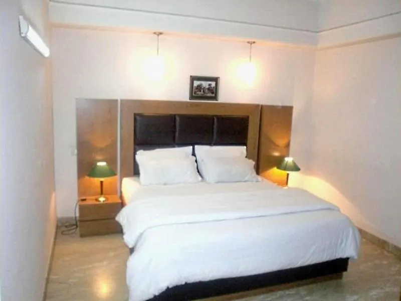 Hotel Queens Residency Gurgaon 3*,
